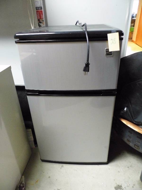 lot 28 image: Kenmore Mini Fridge w Freezer
