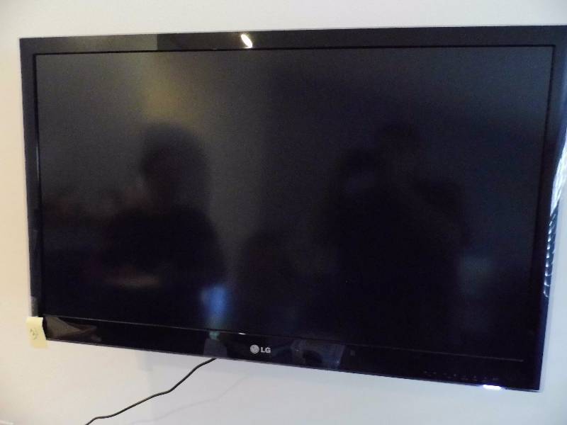 lot 31 image: LG 42 TV