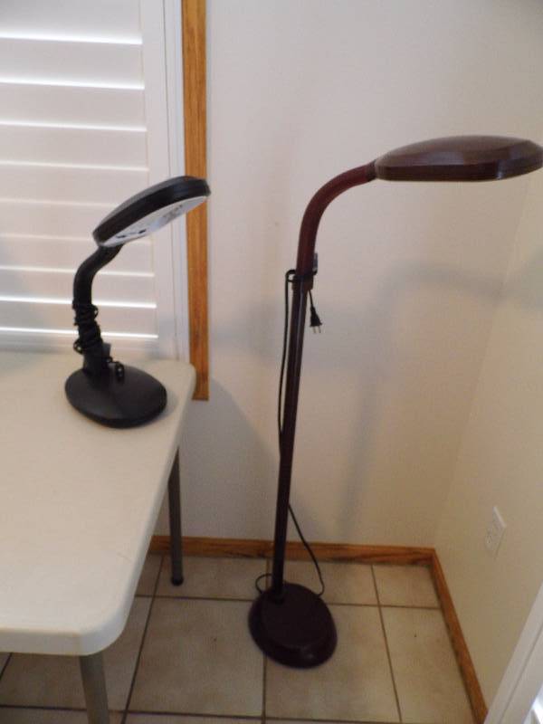 lot 33 image: Floor Lamp & Table Lamo