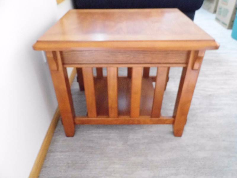 lot 37 image: End Table
