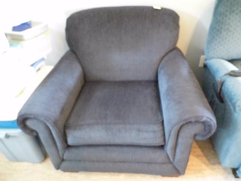 lot 38 image: Lazy Boy Chair