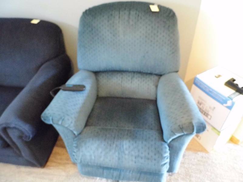 lot 39 image: Lazy Boy Lift Chair
