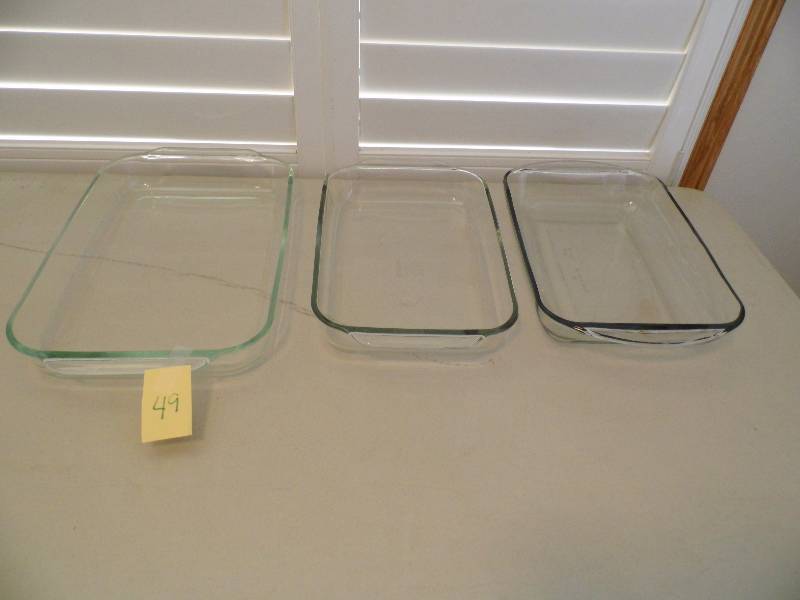 lot 49 image: 3 Pyrex Cake Pans