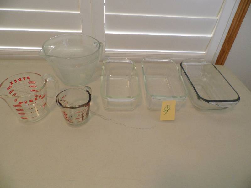 lot 50 image: 3 Bread Pans - 3 Measuring Cups