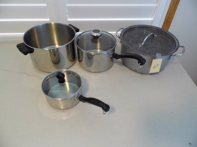 lot 62 image: Pots