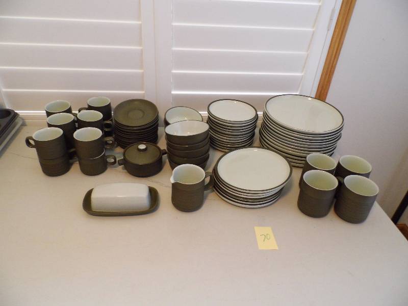 lot 70 image: Green Dishes