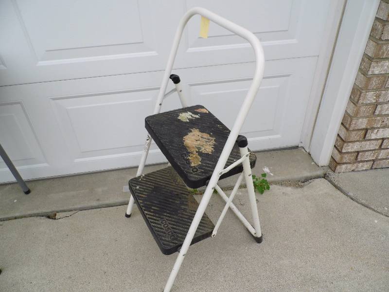 lot 118 image: Cosco Folding Step Stool