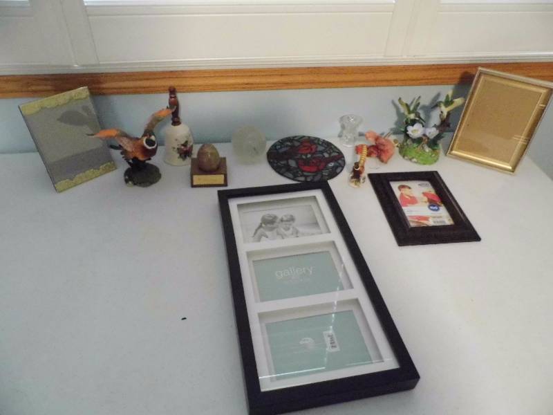 lot 143 image: Frames - Figurines