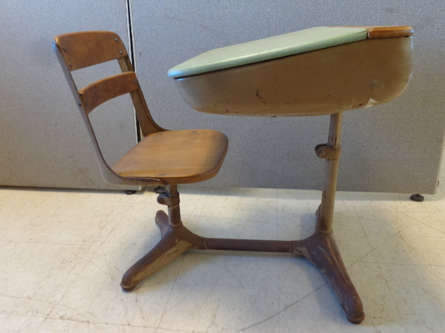 lot 4 image: Vintage School Desk