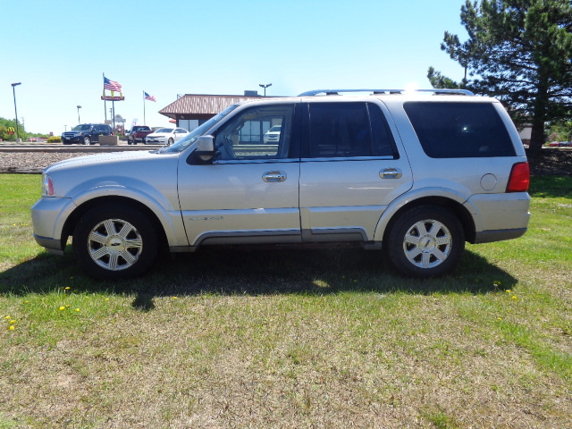 lot 8 image: 2003 Lincoln Navagator