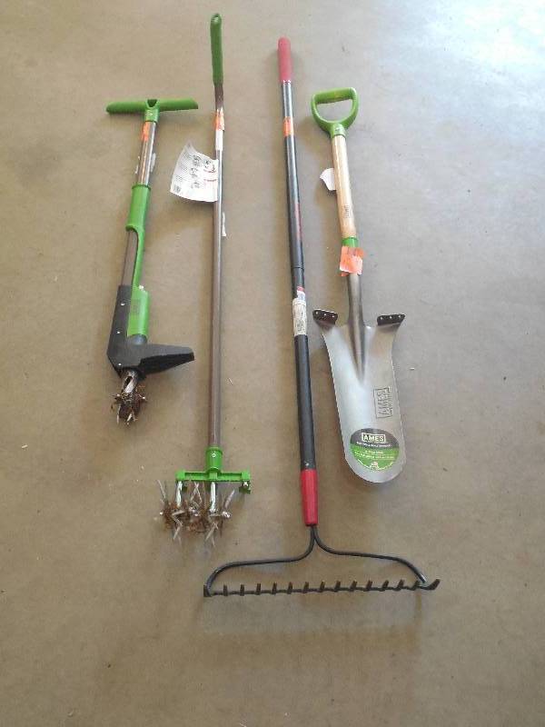 lot 19 image: YARD  GARDEN HAND TOOL LOT