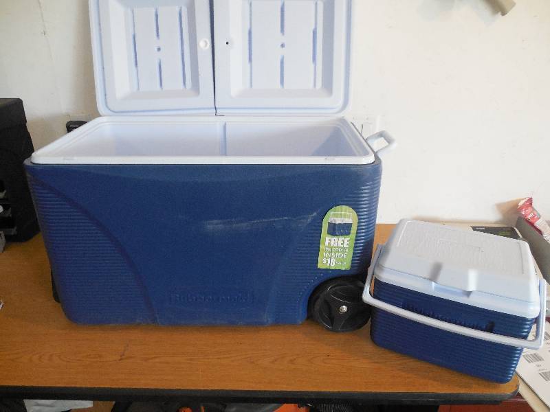 lot 147 image: Rubbermaid 75 qt. Blue Wheeled Cooler  10 QT COOLER