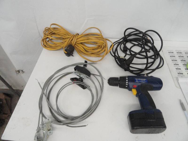 lot 15 image: Lot of Garage Items