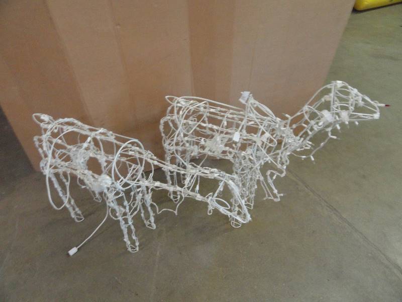lot 18 image: Outdoor Christmas Decor