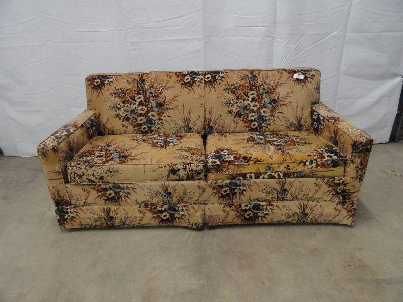 lot 34 image: Hide a Bed