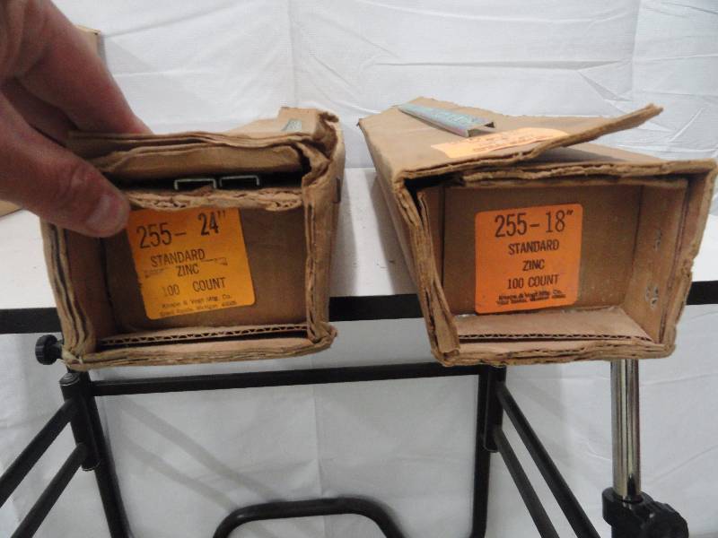 lot 42 image: Shelf Brackets Standard Zink