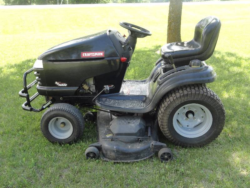 lot 46 image: Craftsman Lawn Tractor