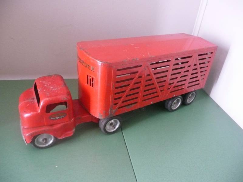 lot 14 image: VINTAGE TONKA CATTLE HAULER TRACTOR TRAILER WORIGINAL MOUND METALCRAFT DECAL - SEE PICTURES