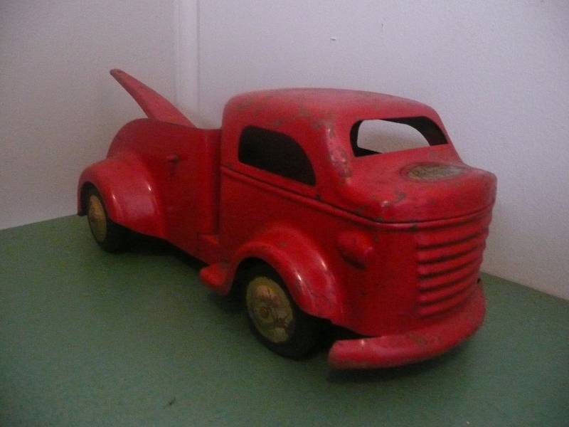 lot 17 image: Vintage 1940s Richmond WreckerTow Truck - USA - pressed steel - Very Cool - See Pictures