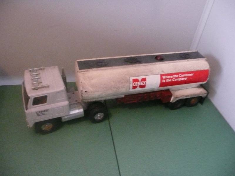 lot 18 image: Vintage ERTL Cenex Gas TankerSemi Tractor & Tanker - Wadena Minnesota -  See Pictures