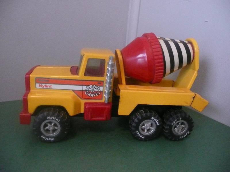 lot 23 image: Vintage Nylint Yellow Truck Cement MixerSand & Gravel - Small - See Pictures
