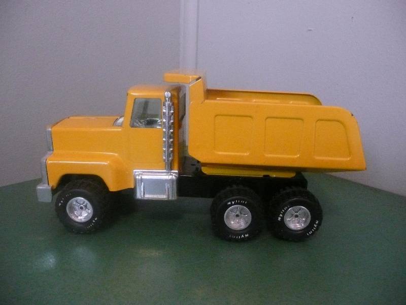 lot 24 image: Vintage Nylint Yellow Dump Truck - Small - See Pictures