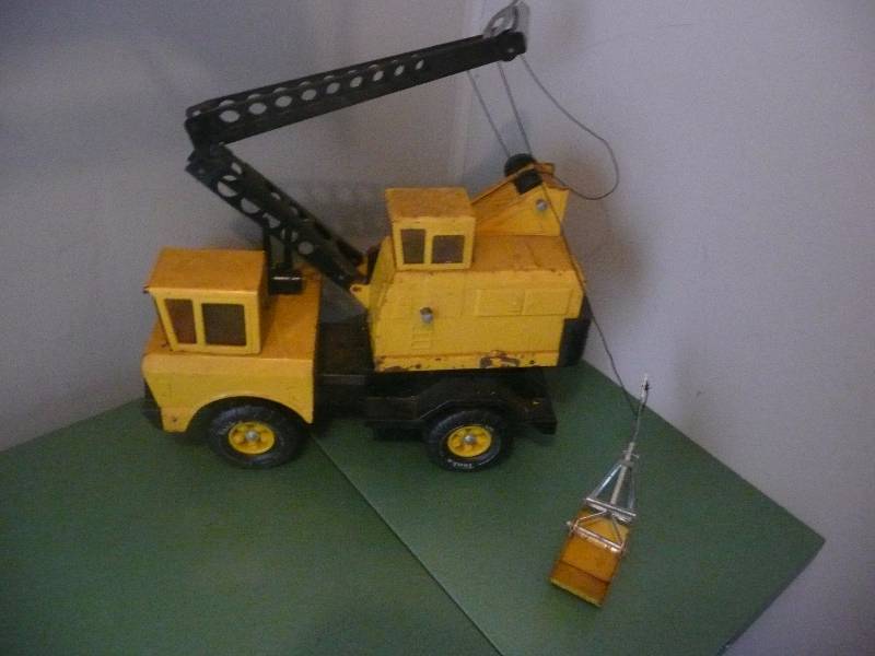 lot 32 image: Vintage Tonka Pressed Metal Mighty Crane Clam Shell Boom Construction Truck - See Pictures