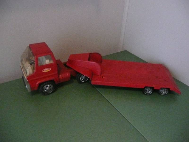 lot 35 image: VINTAGE TONKA RED LOW BOY CAB AND TRAILER - Good Condition - See Pictures