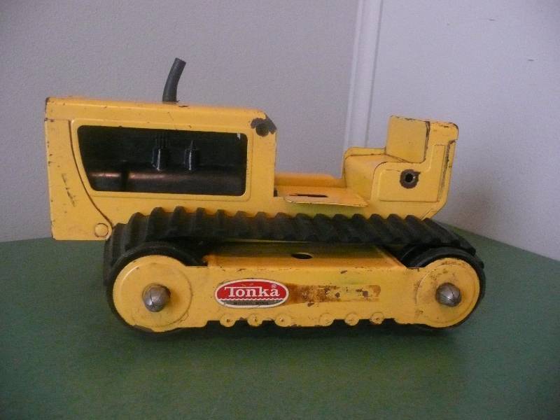 lot 37 image: Vintage Tonka Metal Yellow Tractor - See Pictures