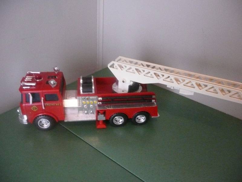 lot 41 image: Vintage Thai Toy ERTL Ladder Firetruck - See Pictures