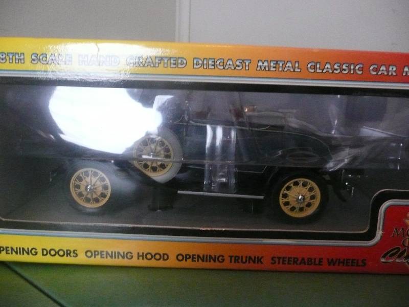lot 46 image: Motor City Classics 1931 Ford Model A Roadster 118 Scale Diecast Car - NOS In Box
