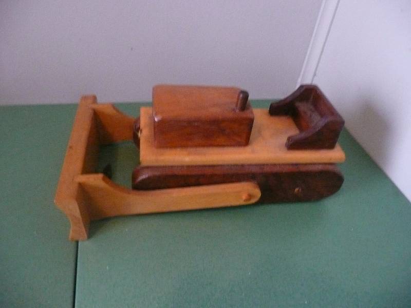lot 59 image: Vintage Folk Art Hand Made Wood Dozer - Nice Piece - See Pictures