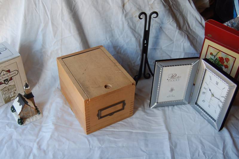 lot 8 image: Model Church and Home Decor