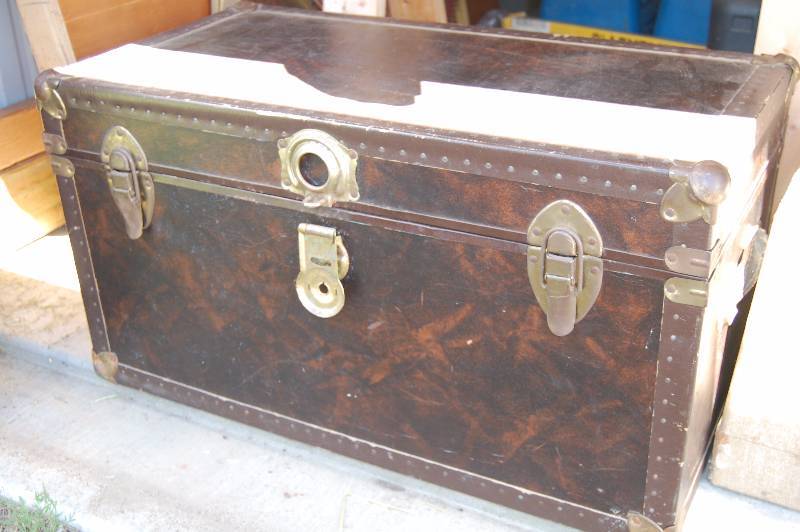 lot 19 image: Trunk