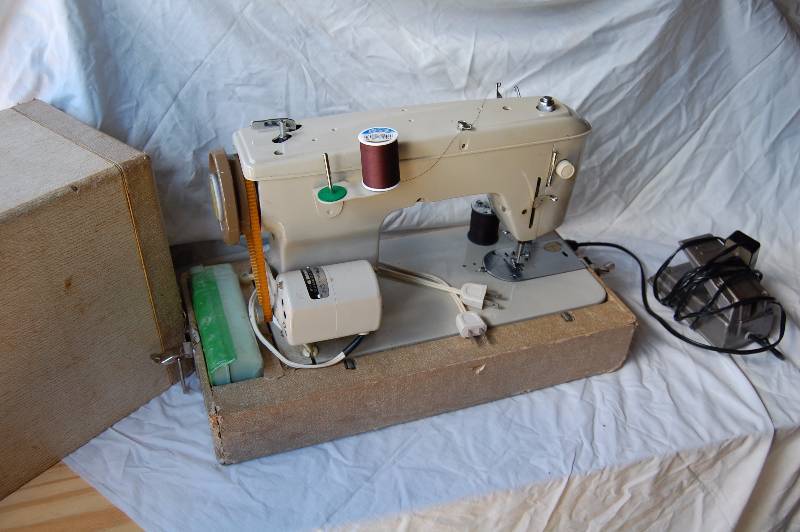 lot 20 image: Vintage Sewing Machine in Case