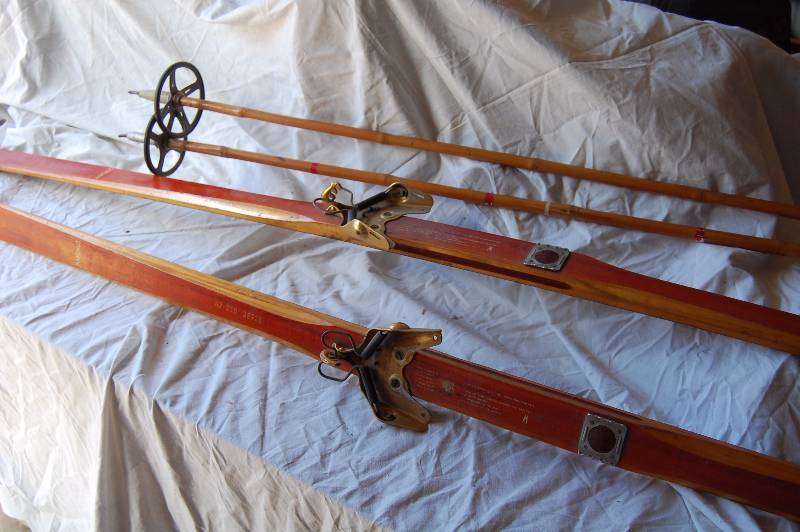 lot 28 image: Vintage Skis