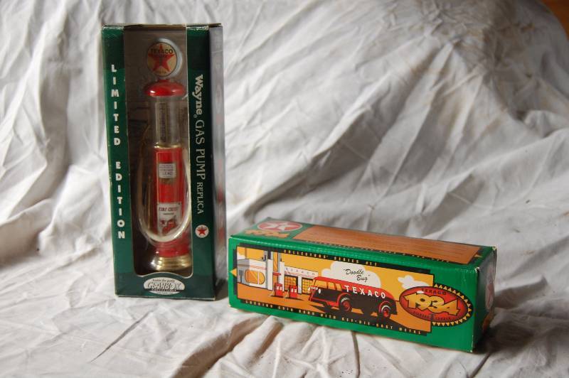 lot 99 image: Texaco Gas pump Model Replicas