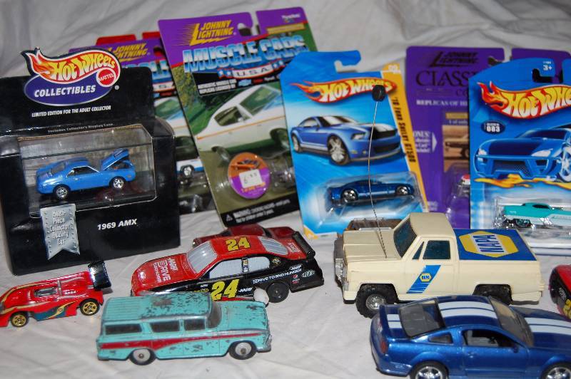 lot 102 image: Diecast Model Cars