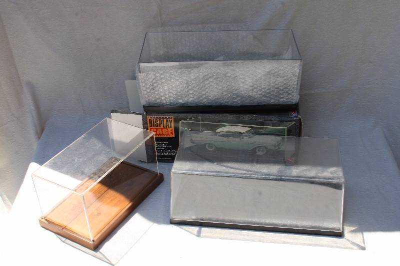 lot 251 image: Model Car Display Cases