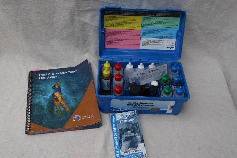 lot 385 image: Pool ChemicalsTesting Kit