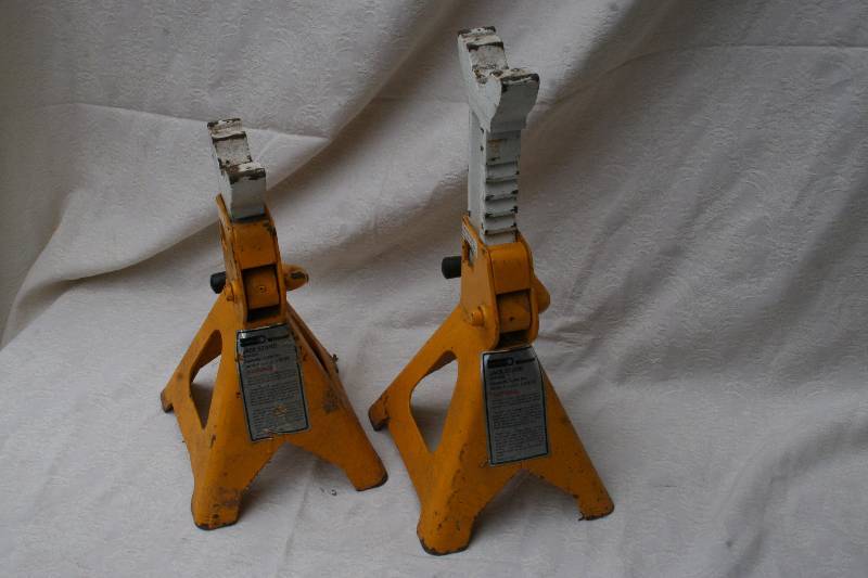 lot 392 image: Jack Stands