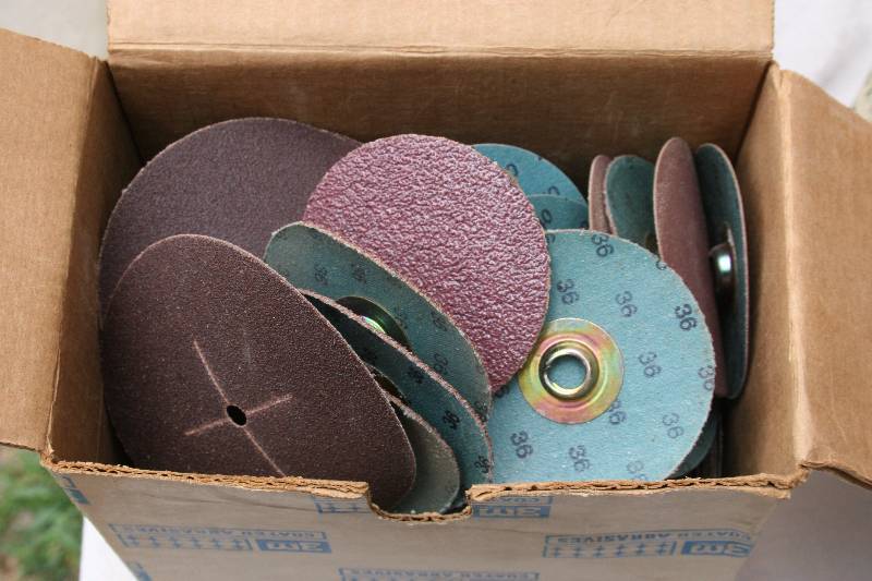 lot 424 image: Sanding Discs