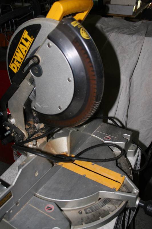 lot 449 image: Dewalt Compound Miter Saw