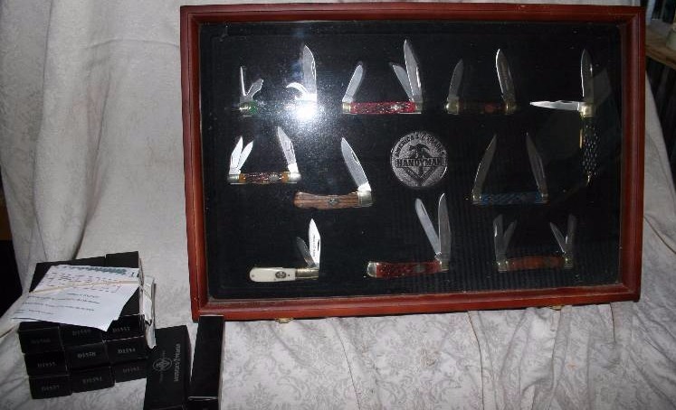 lot 488 image: Pocket Knife Display Case