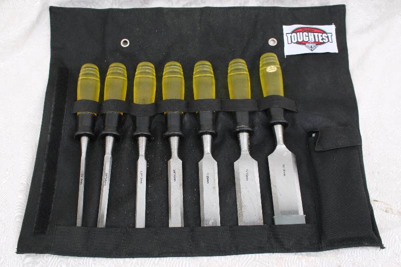 lot 521 image: Chisel Set