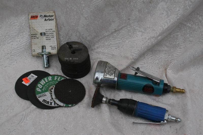 lot 526 image: Pneumatic Cut Off Tools