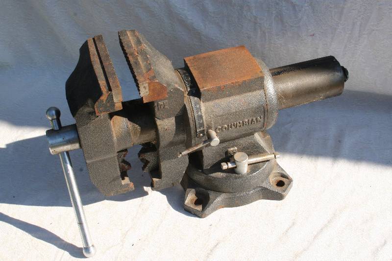 lot 546 image: Large Vise with Swivel