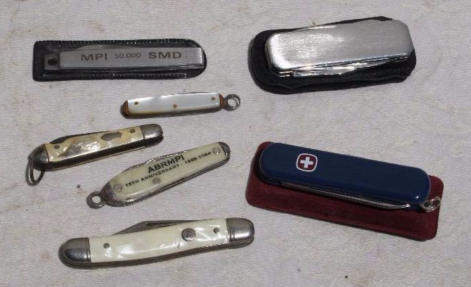 lot 587 image: Pocket Knives