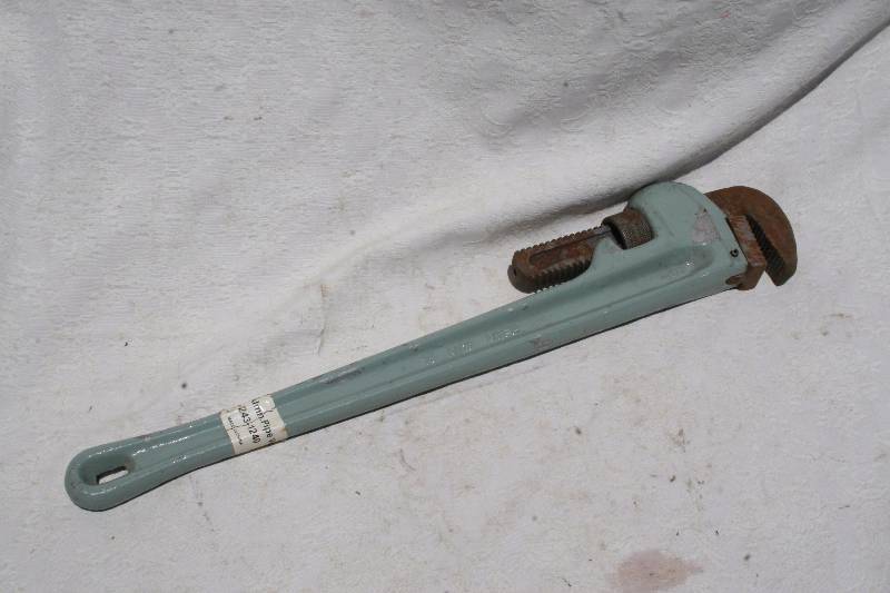 lot 605 image: 24 Aluminum Pipe Wrench