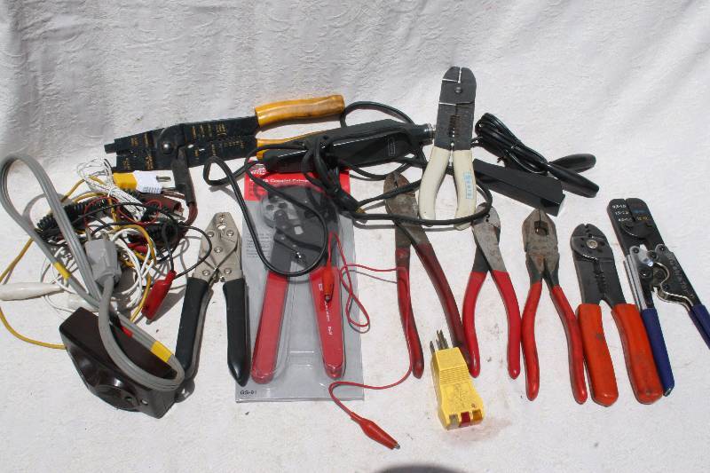 lot 618 image: Engraver and Misc Electrical Tools